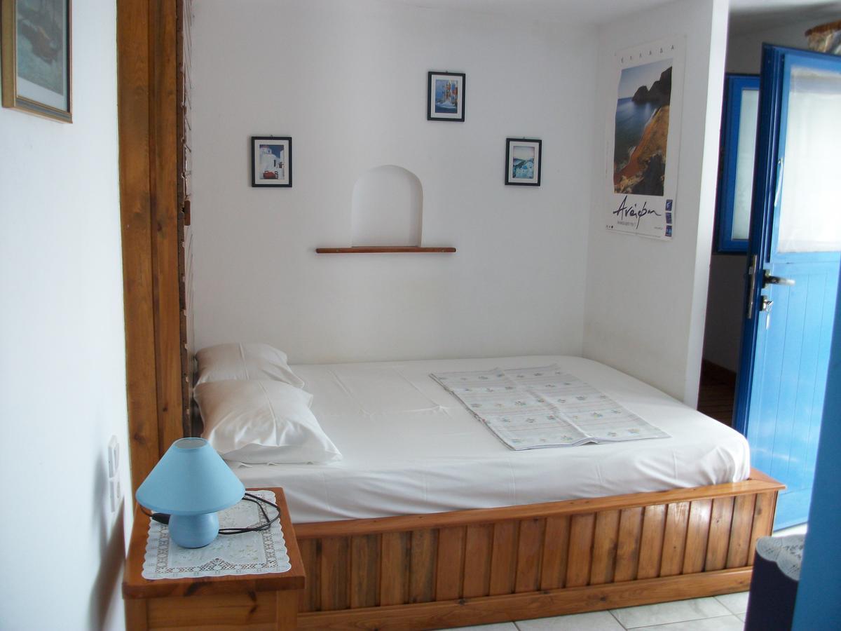 Floras Rooms And Studios 阿纳菲 外观 照片
