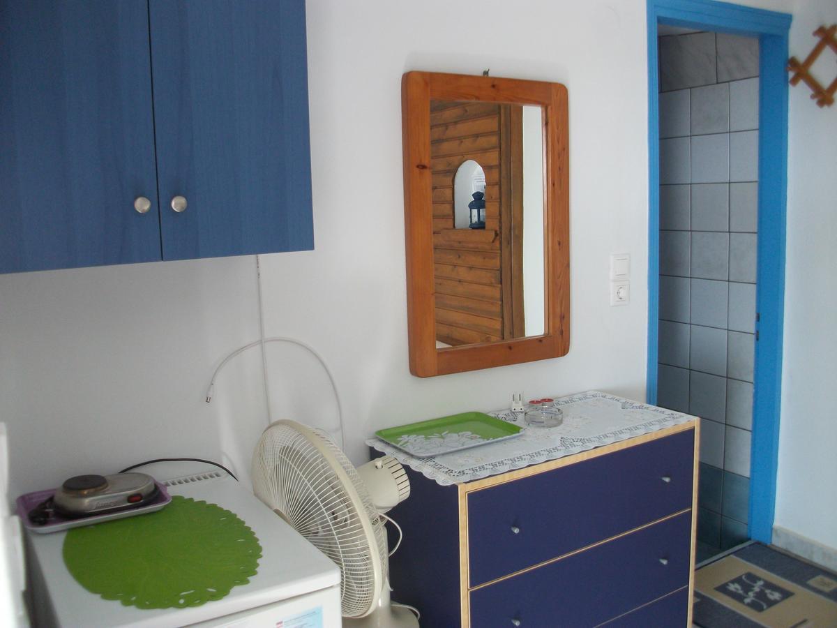 Floras Rooms And Studios 阿纳菲 外观 照片