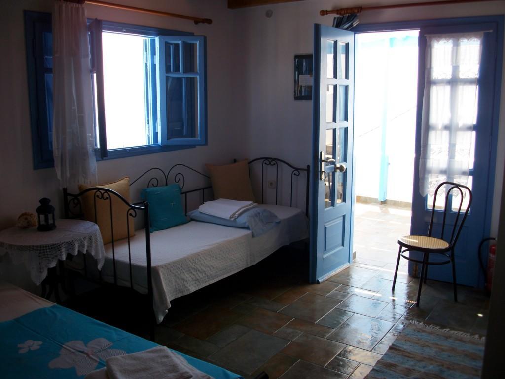 Floras Rooms And Studios 阿纳菲 外观 照片