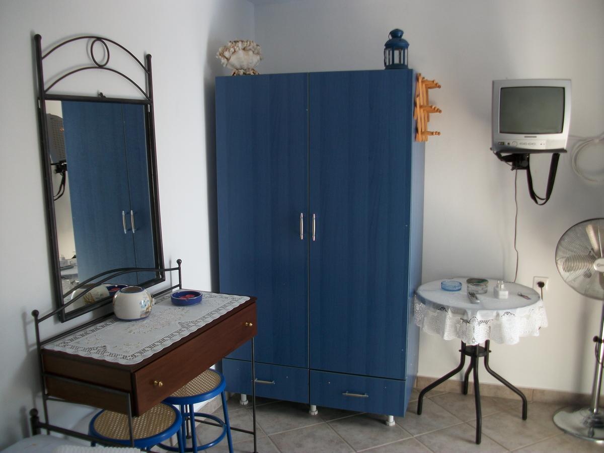 Floras Rooms And Studios 阿纳菲 外观 照片