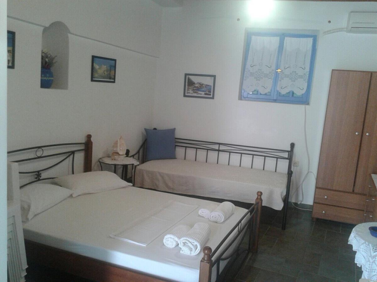Floras Rooms And Studios 阿纳菲 外观 照片