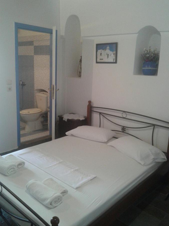 Floras Rooms And Studios 阿纳菲 外观 照片